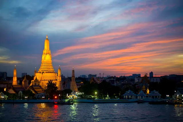 Wat Arun in Bangkok at sunset
