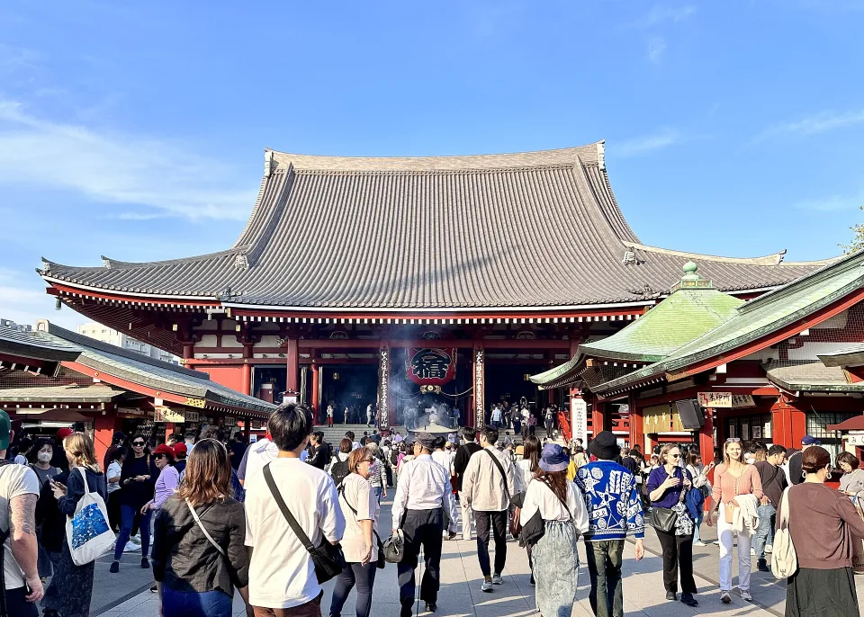 Visitors approaching Sensō-ji’s main hall in Asakusa